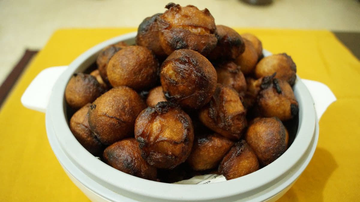 A bowl of Unniyappam