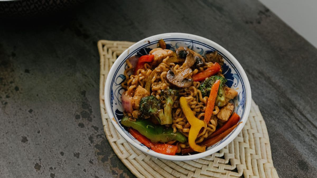 Chicken noodle bowl with colourful stir-fried vegetables