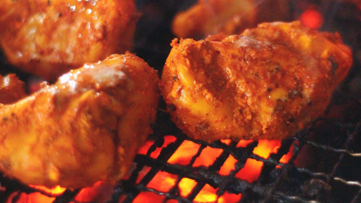 Tandoori momos being cooked.