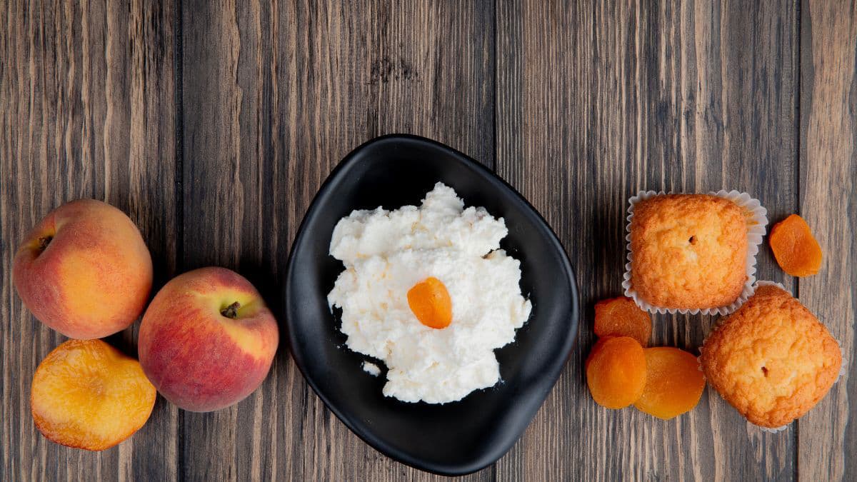 Cloudy eggs with some fruits