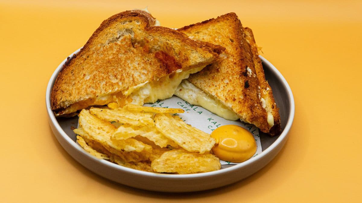 Cheesy egg breakfast sandwich