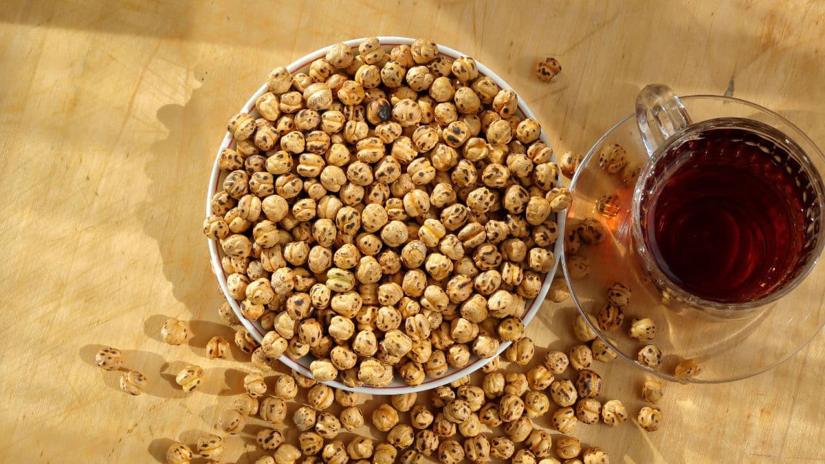 Spiced roasted chickpea snack