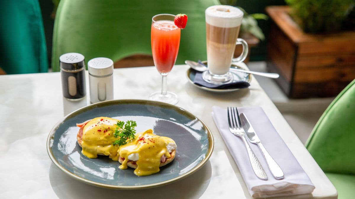 Classic Eggs Benedict with hollandaise 