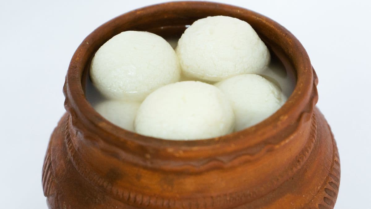Soft and syrupy Bengali rasgulla 