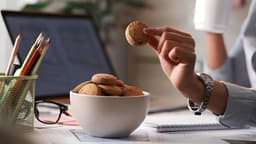 a-fusion-dessert-for-all-moods-spiced-besan-laddu-cookies-recipe-thumbnail