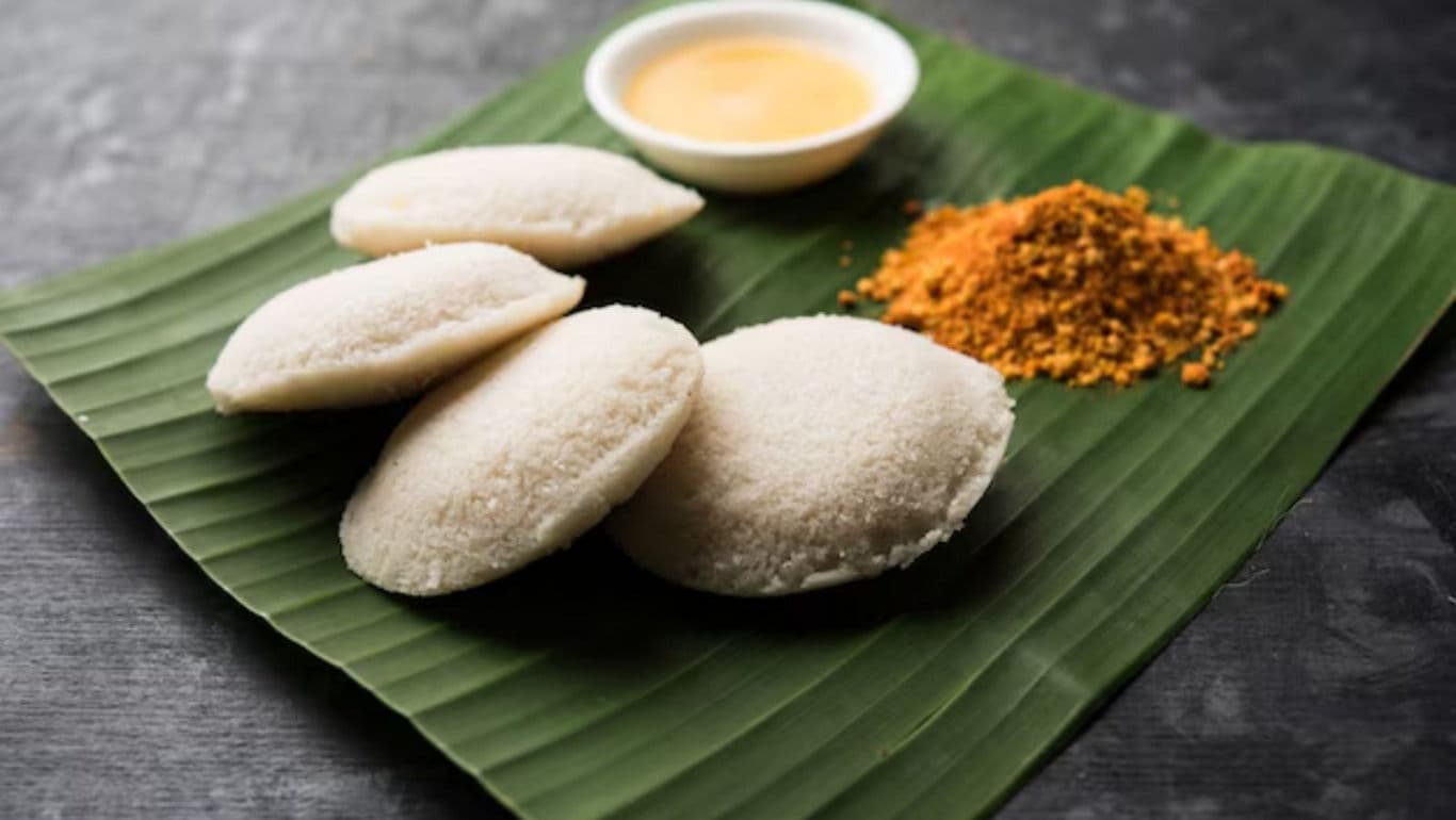 Steamed Idlis on Banana Leaf with Chutney