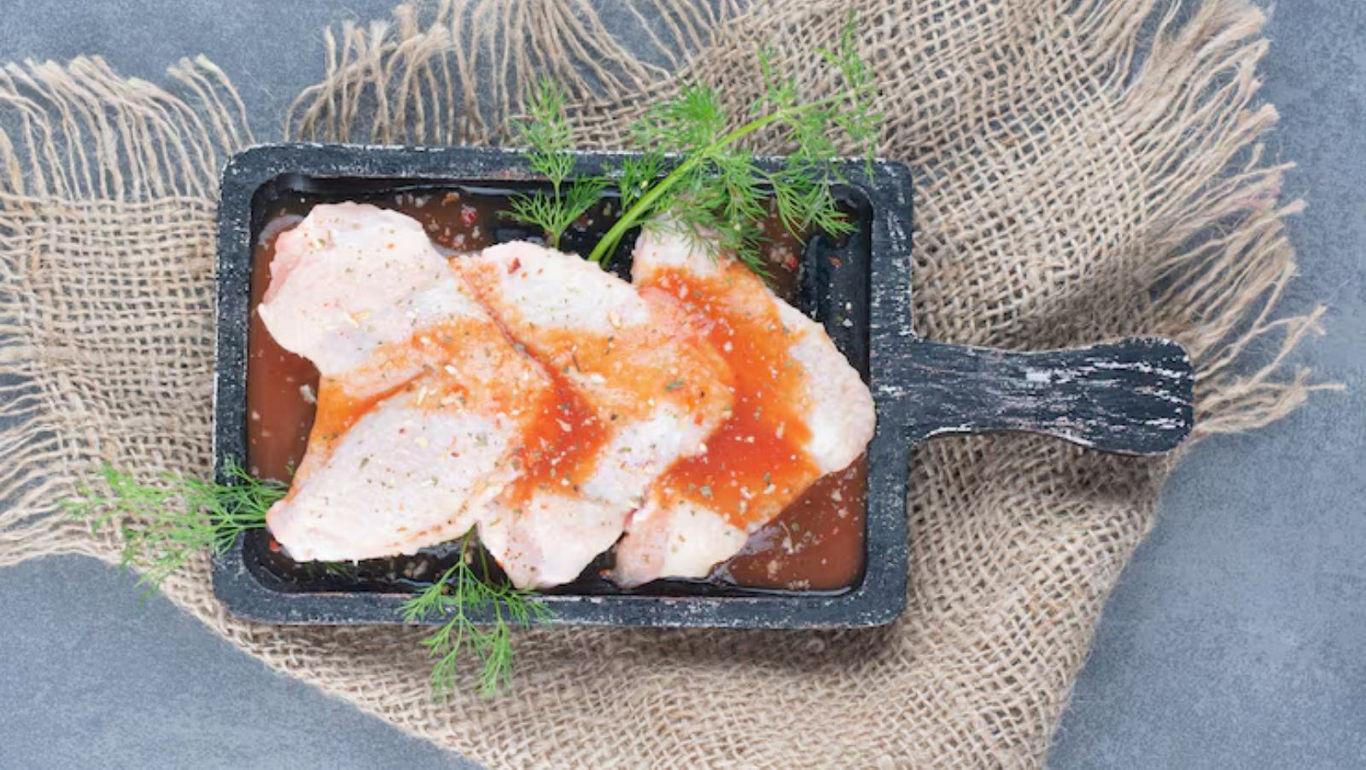 Grilled meat slices with tomato sauce