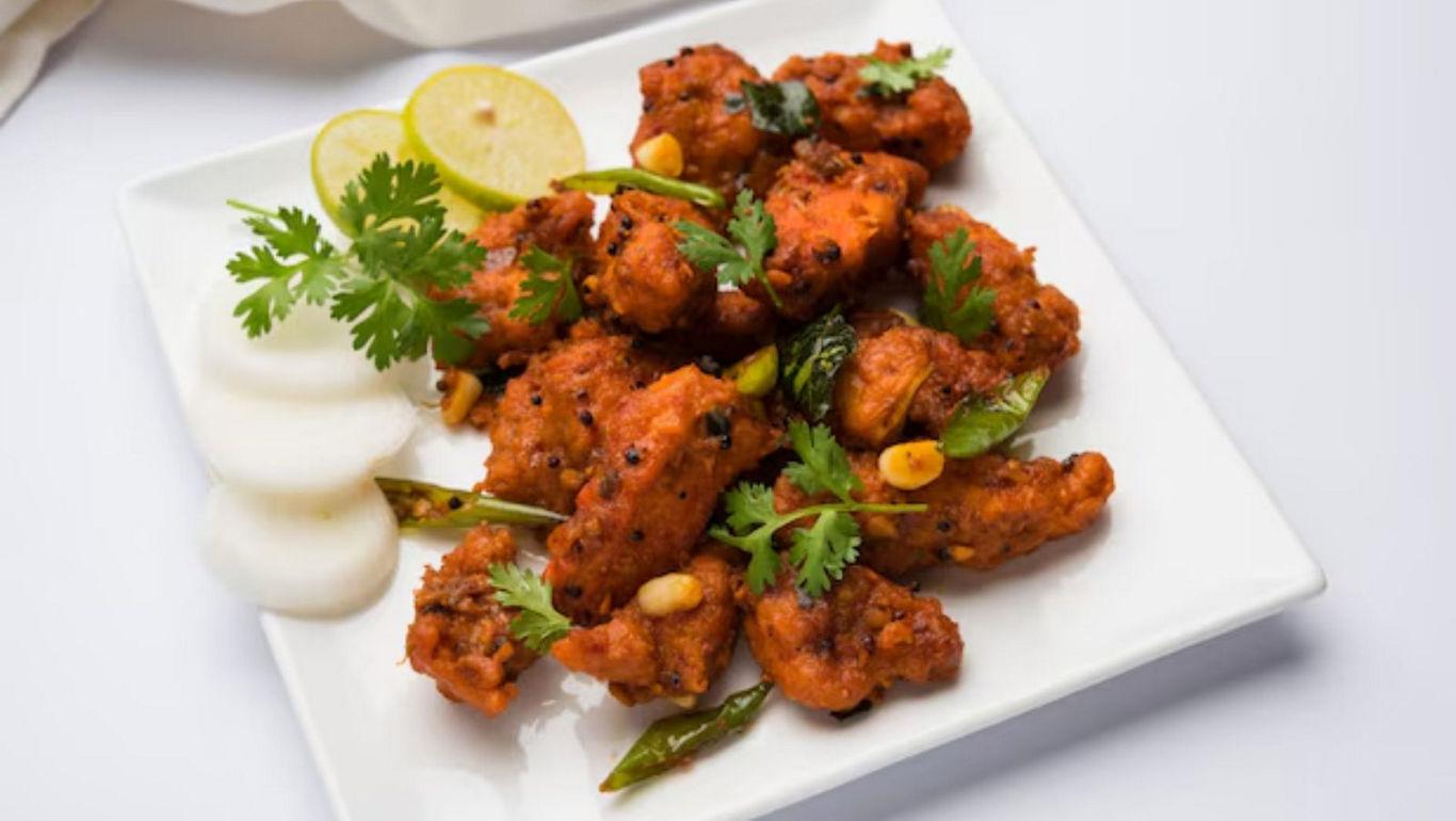 Spicy fried chicken with garnishes