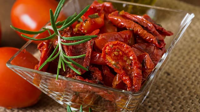 tomato-confit-vs-sundried-tomatoes-what-sets-them-apart-thumbnail