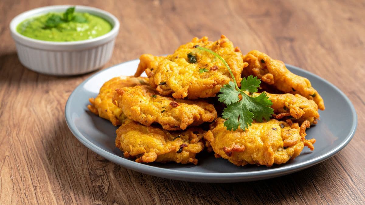 a plate of pakoras with chutney on the side