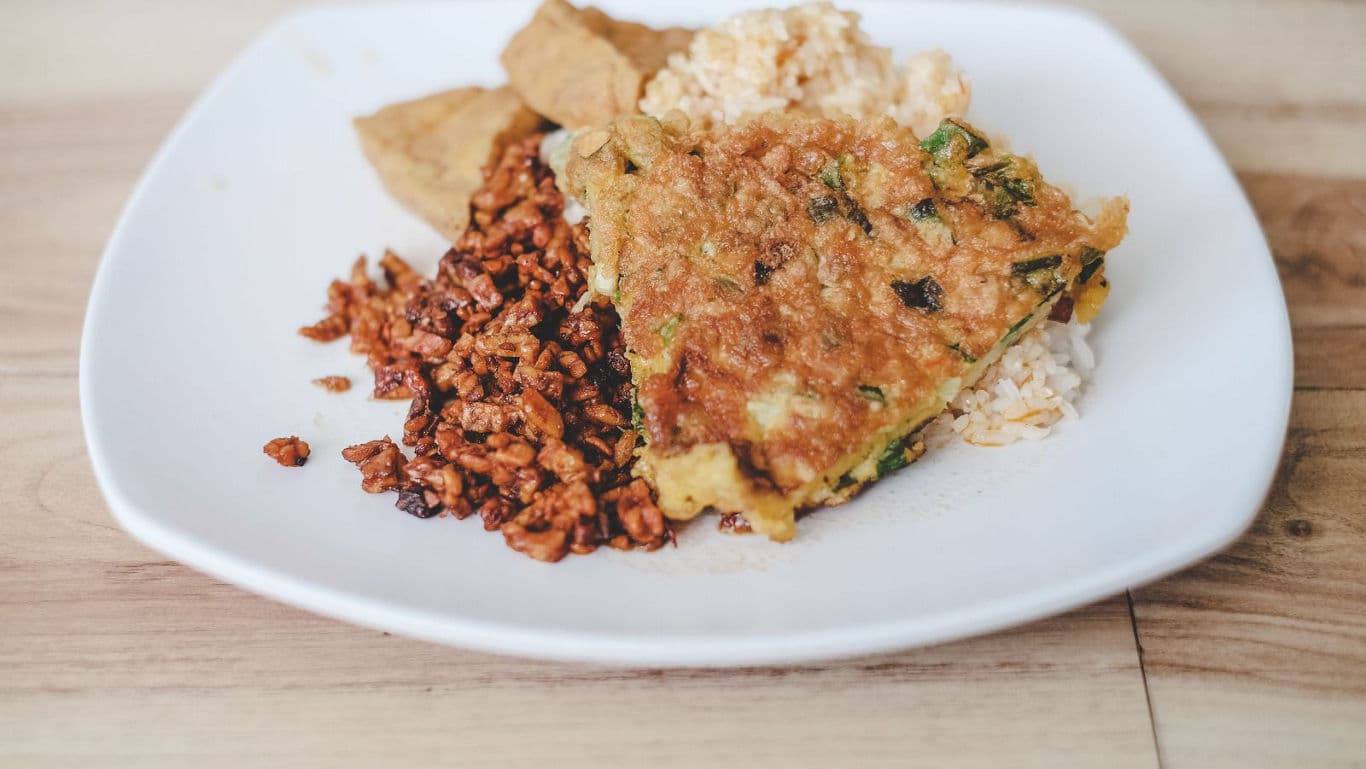 Indonesian rice plate with tempeh fritter