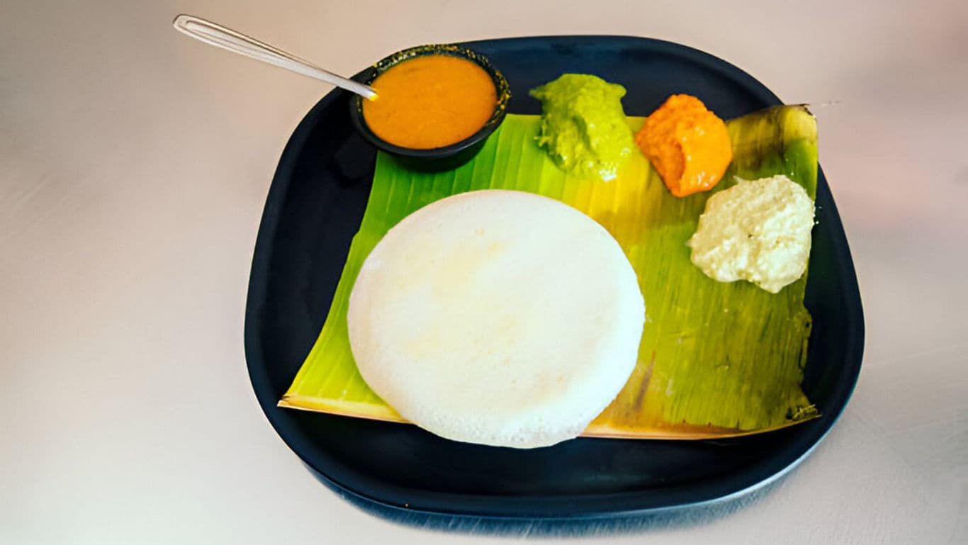 Thatte idlis with chutneys and sambhar