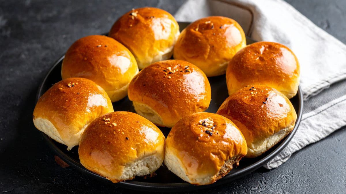 Dinner rolls on a plate