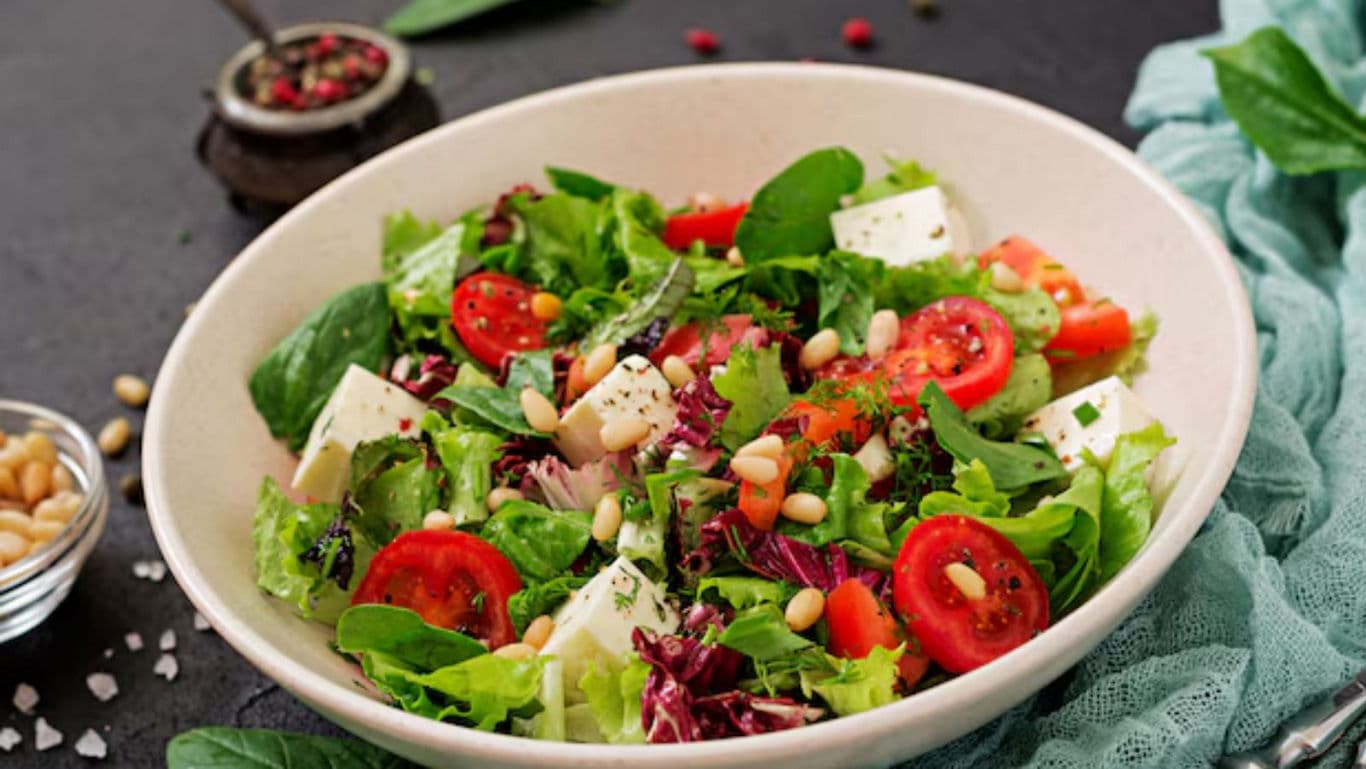 Fresh Mixed Green Salad with Tomatoes and Cheese
