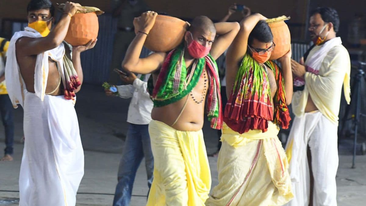 People carrying earthen pots