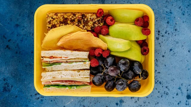 smart-tiffin-box-hacks-for-kids-summer-camp-lunches-thumbnail