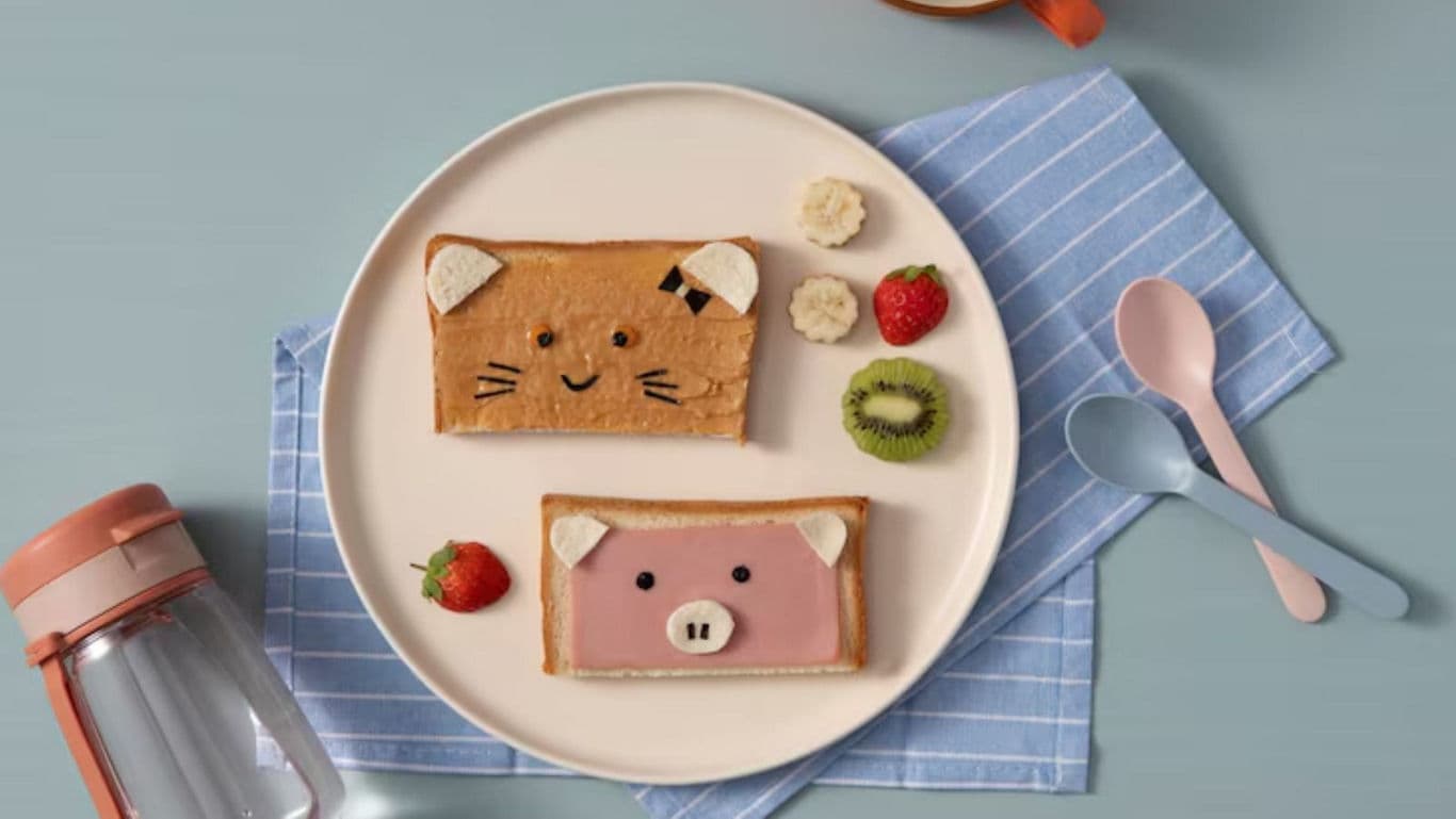 Creative animal-themed breakfast plate