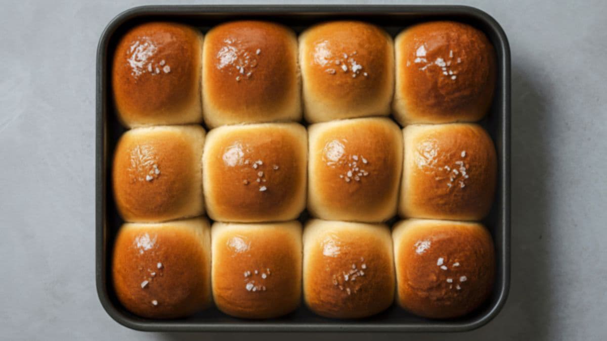 plate of dinner rolls
