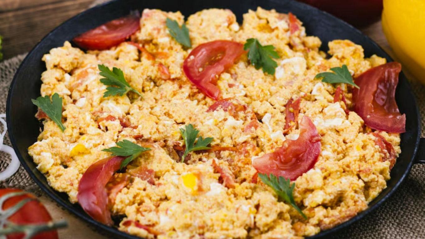 Scrambled eggs with tomatoes and parsley