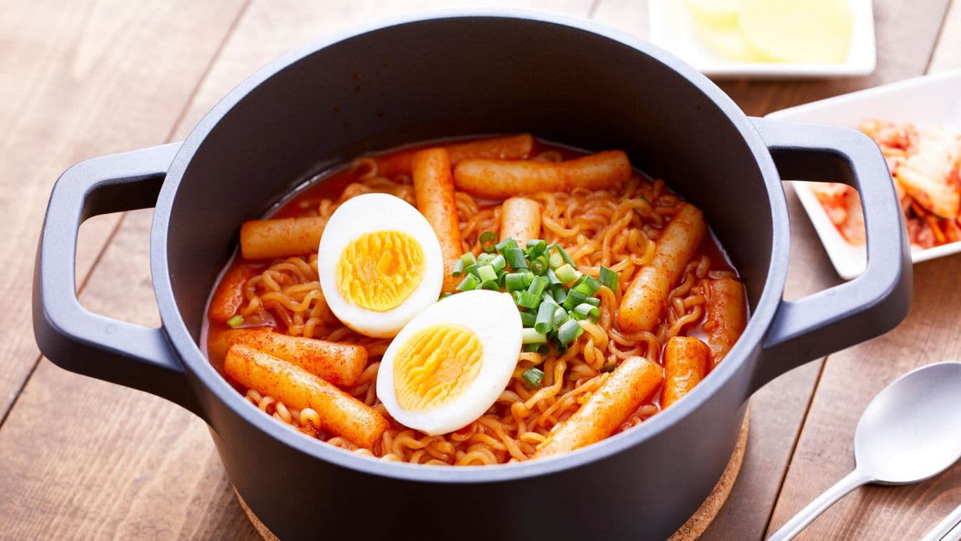 Spicy noodle stew with egg in pot