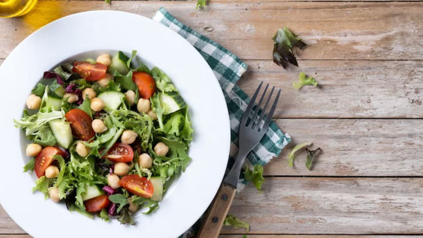 Fresh vegetable salad with chickpeas