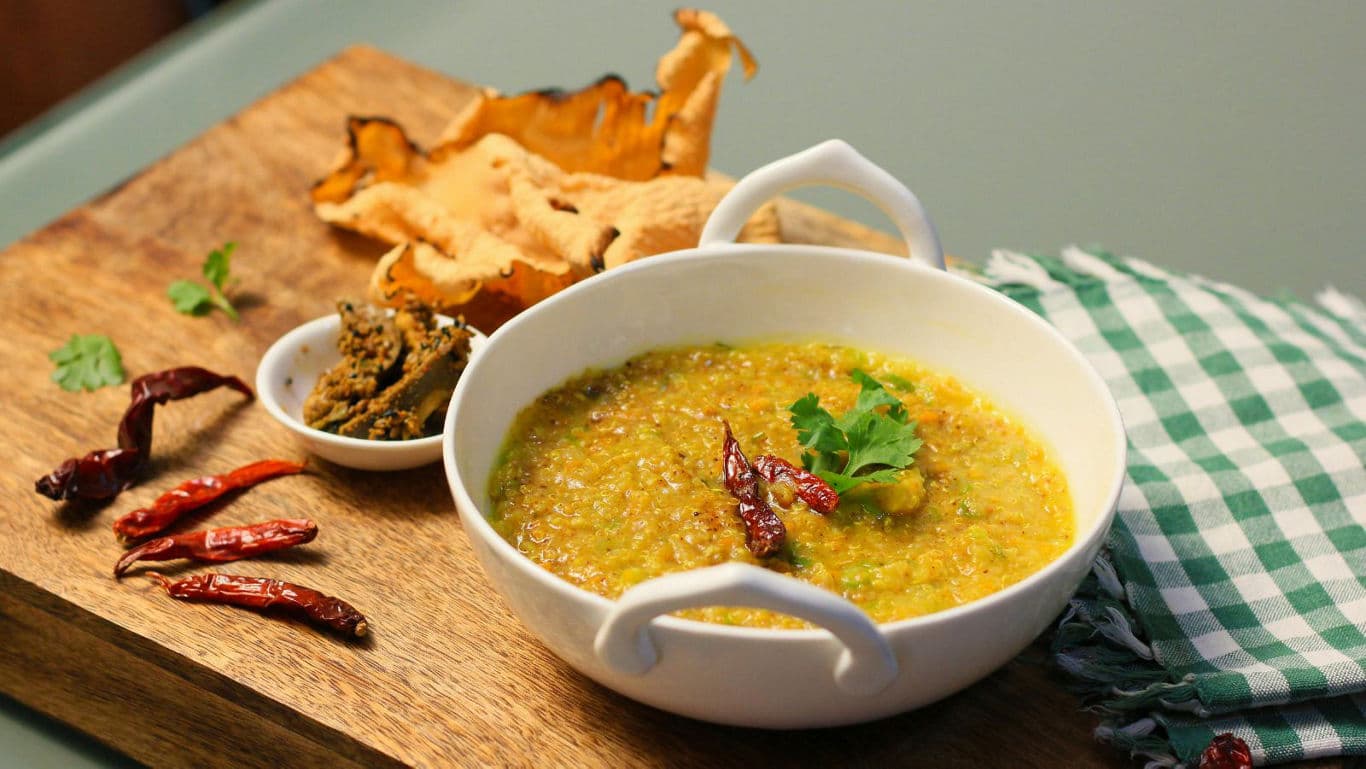Spicy lentil curry with dried chilies
