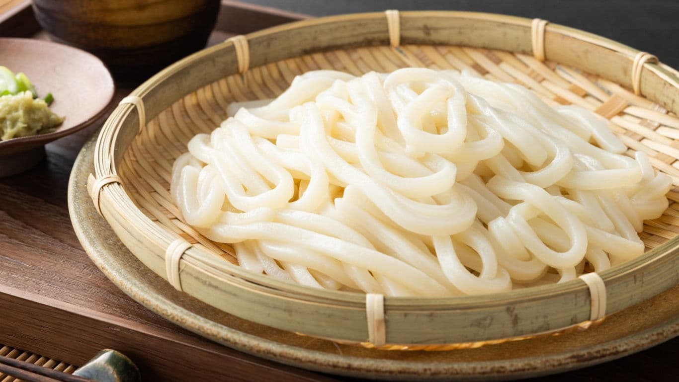 Chilled udon noodles served on bamboo tray