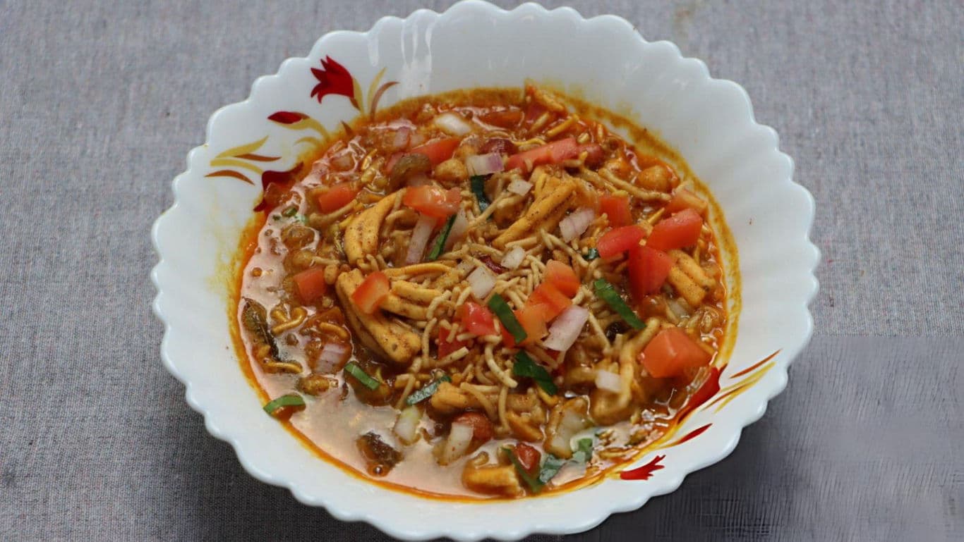 Spicy noodle soup with fresh vegetables