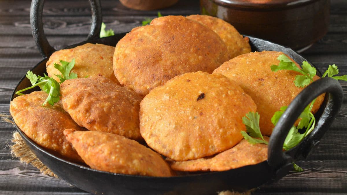 Pooris in a kadhai