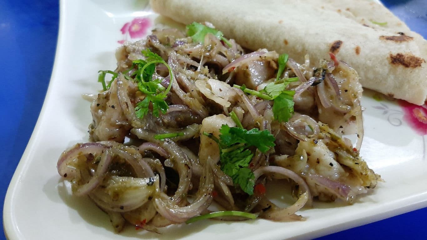 Spiced chicken salad with onions and flatbread