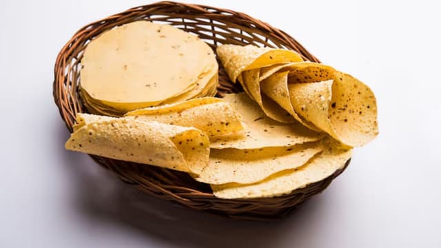 khakra-vs-papad-what-makes-the-crispy-snacks-different-from-one-another-thumbnail