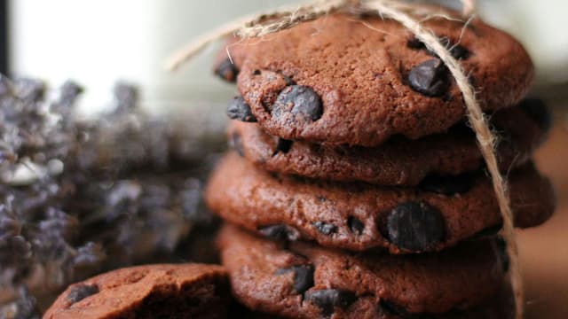 flourless-brownie-cookies-gooey-bites-to-make-under-30-minutes-thumbnail