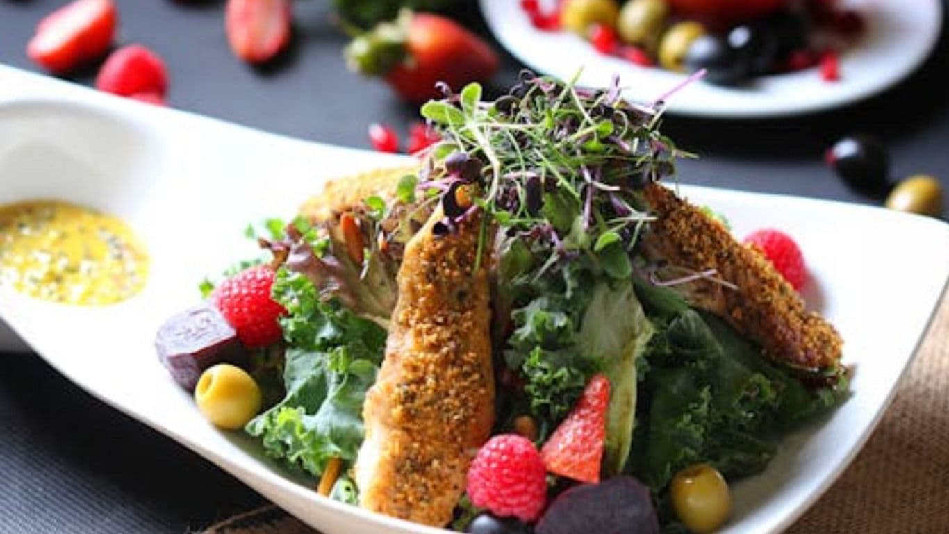Fresh salad with grilled chicken and berries