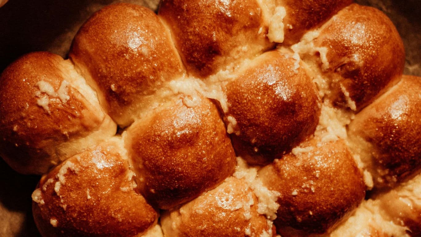 Golden baked pull-apart bread rolls