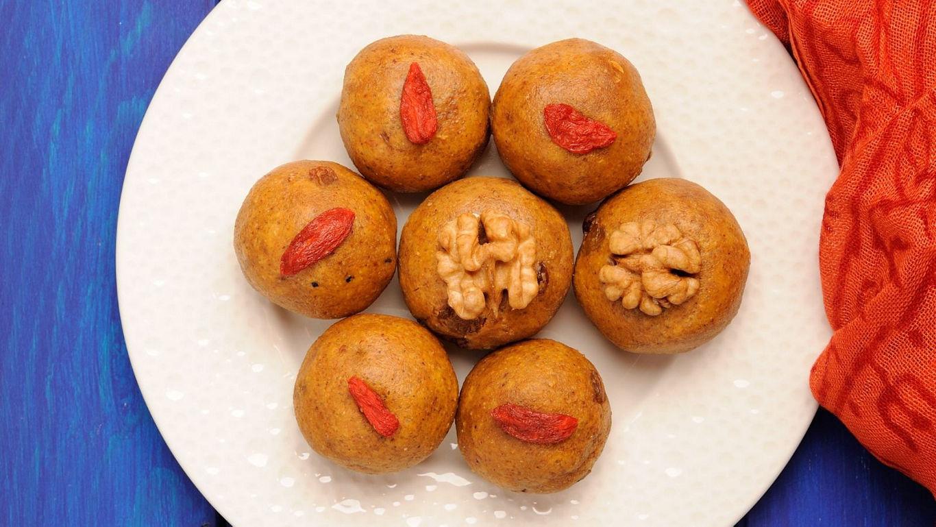 Energy balls with walnuts and goji berries