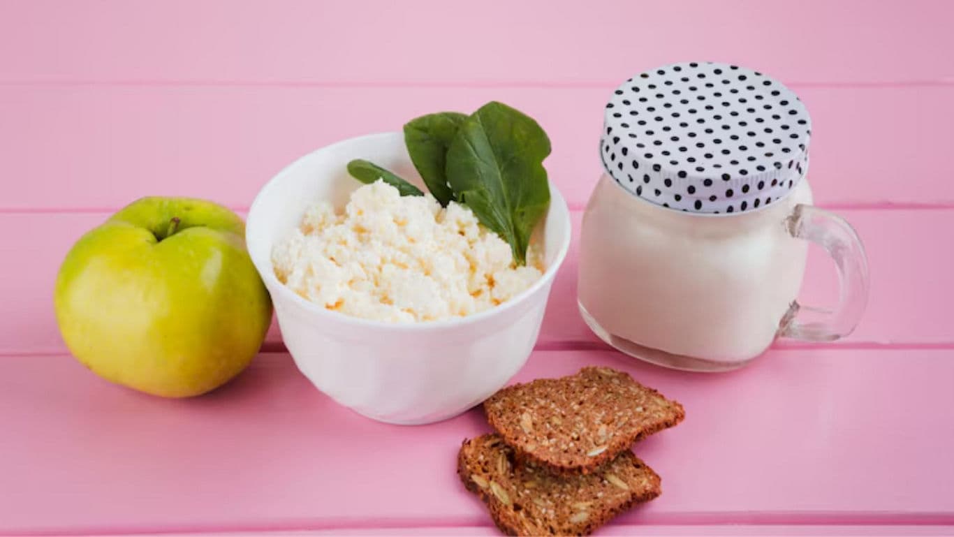 Healthy breakfast with cottage cheese and apple