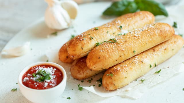 khapli-wheat-garlic-breadsticks-a-guide-to-bake-them-at-home-thumbnail