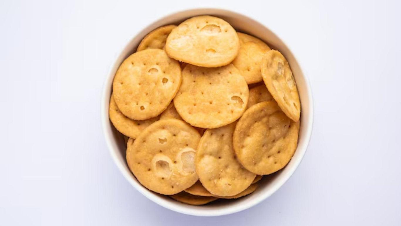 Bowl of round crispy crackers